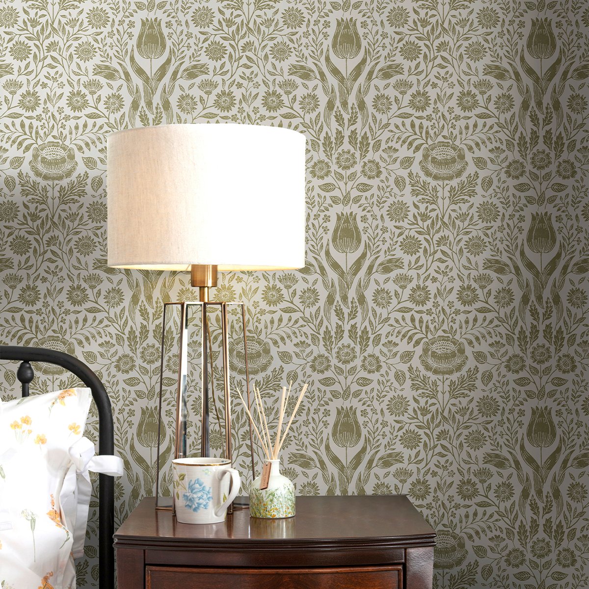 Papier peint damassé fleurs de tulipe Ashstead vert ocré, LAURA ASHLEY