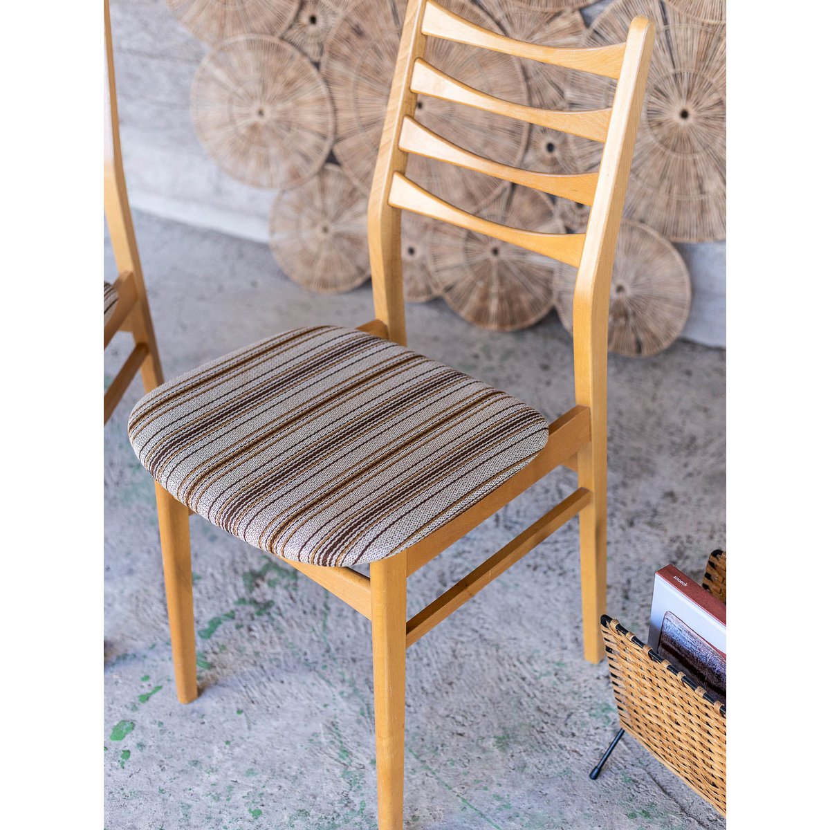 Paire de chaises aux assises rayées Alma N°1982 - Bon état bois clair, DEBONGOUT
