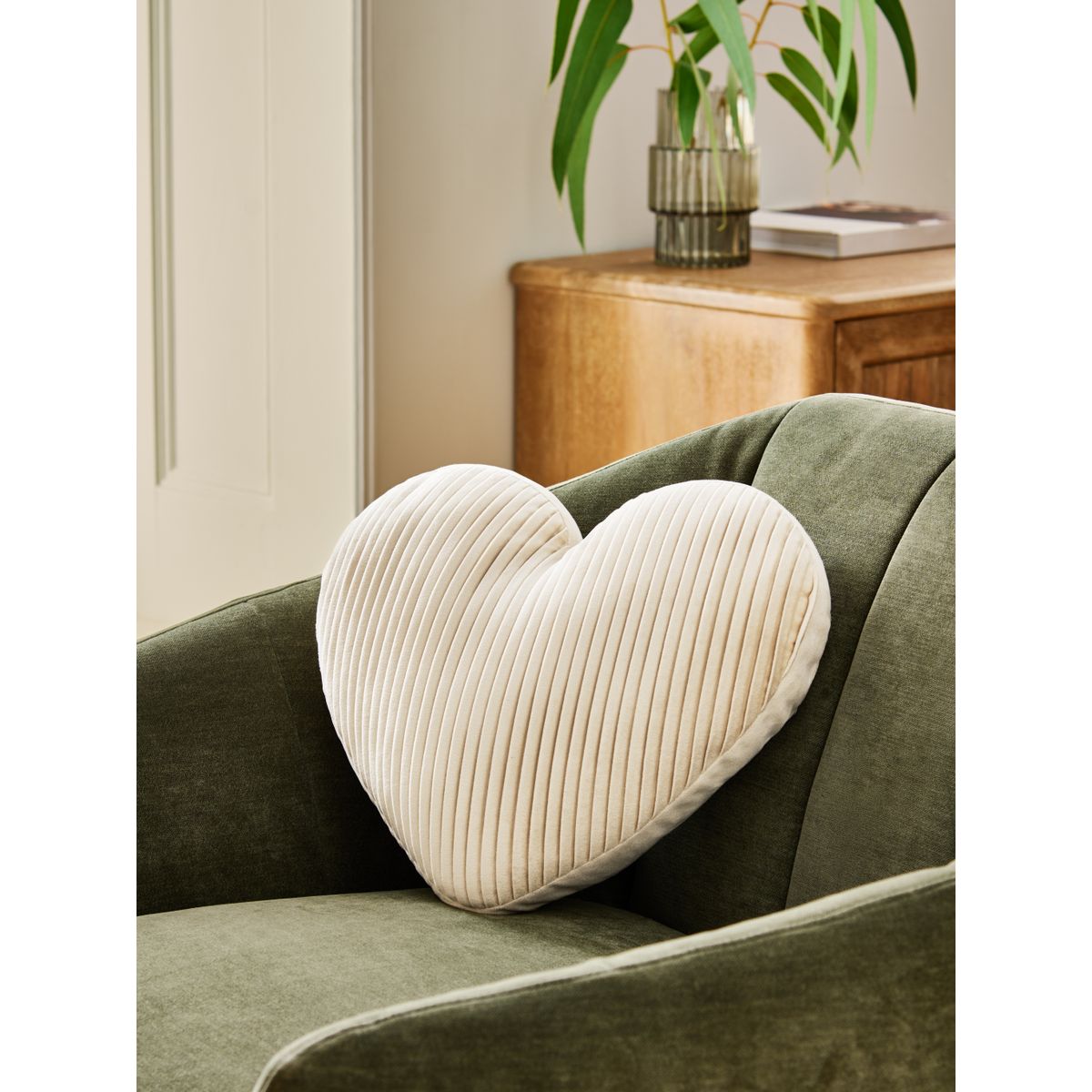 Coussin cœur 3d en velours plissé ivoire, NEXT