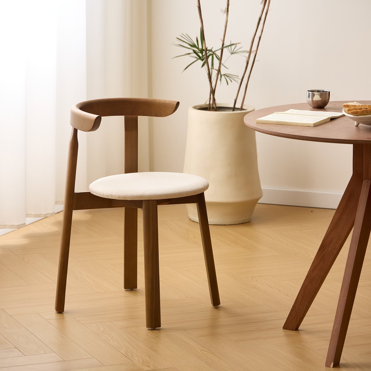 Lot de 2 chaises, bois foncé massif et tissu, SYOTE beige, NORDLYS
