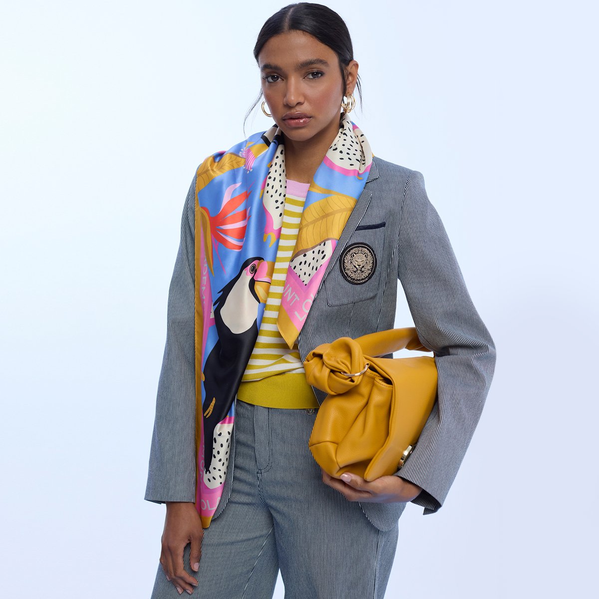 Foulard en satin imprimé tropical à toucans ciel, LOLA CASADEMUNT