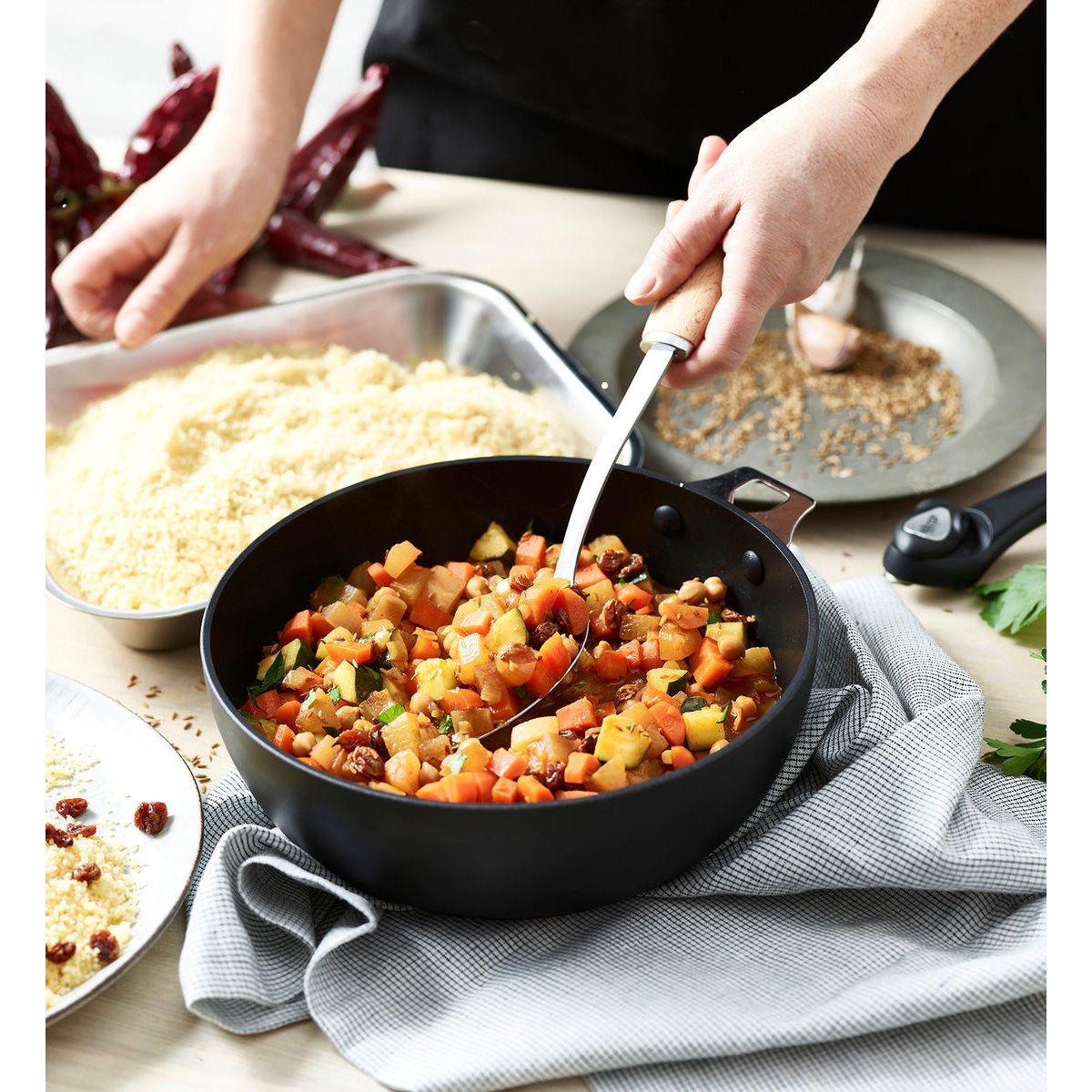Sauteuse ø24 cm choc intense manche amovible noir, DE BUYER