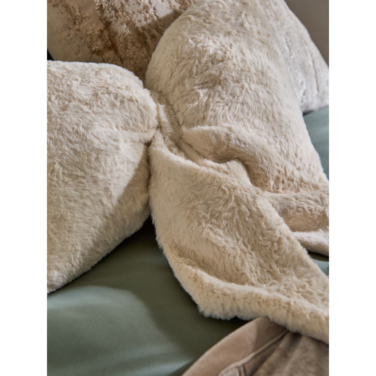 Coussin nœud 3d en imitation fourrure naturel, NEXT