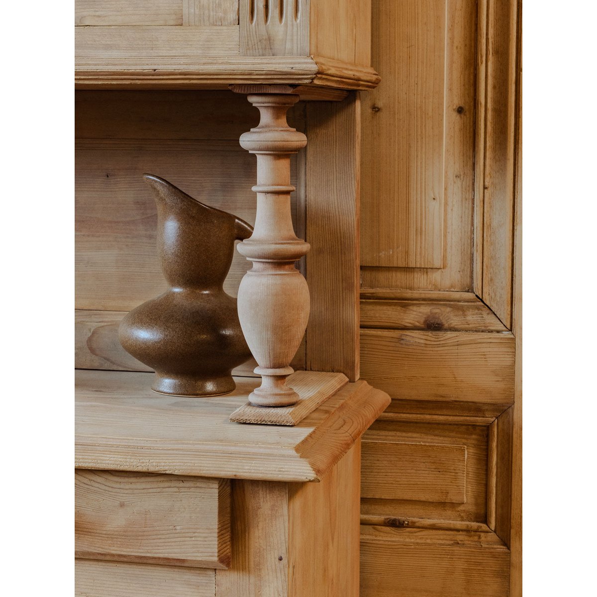 Buffet à deux corps en bois Gilbert N°1559 - Bon état bois clair, DEBONGOUT