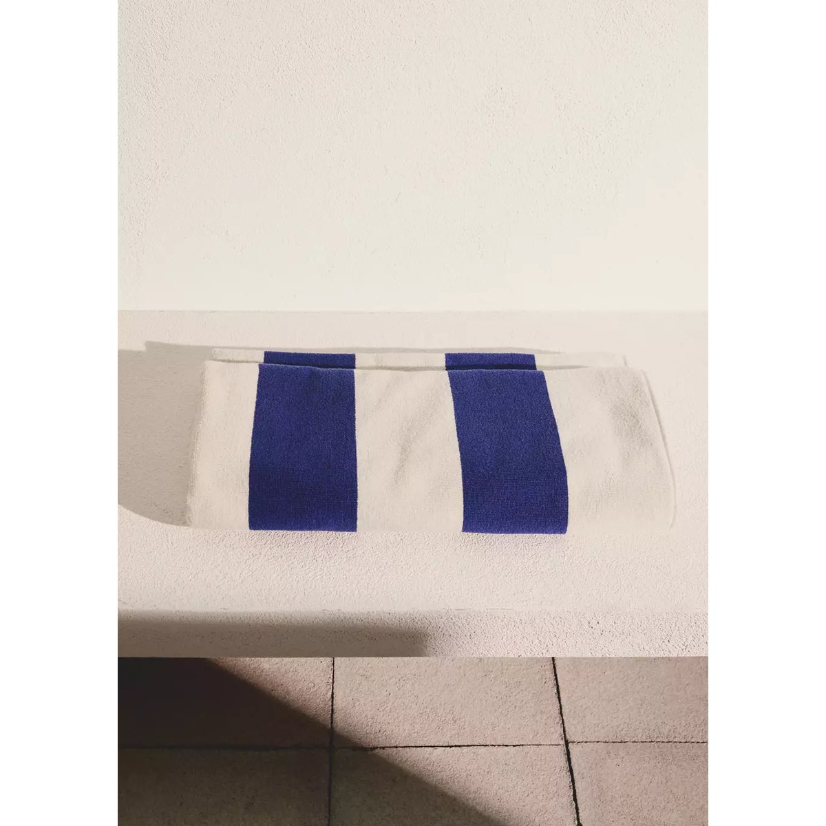 Serviette plage en coton bouclette à rayures bleu électrique, MANGO HOME