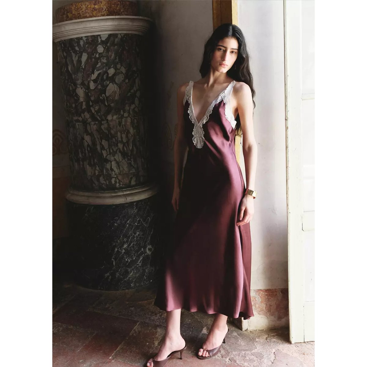 Robe satinée en dentelle grenat, MANGO
