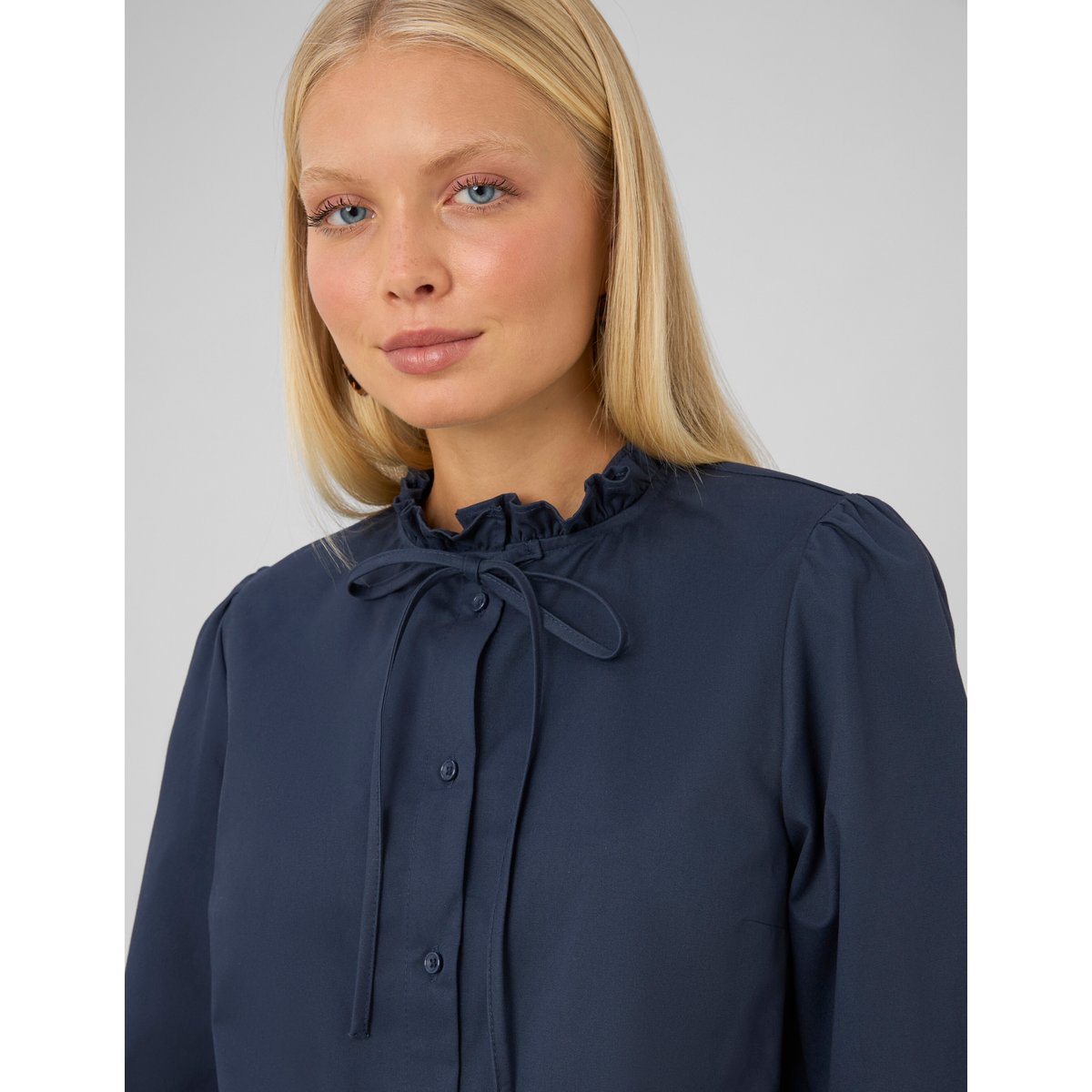 Blouse à volants bleu foncé, BZB