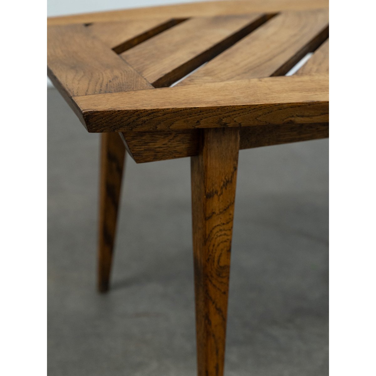 Table basse en bois ajourée Donna N°1058 - Bon état bois clair, DEBONGOUT