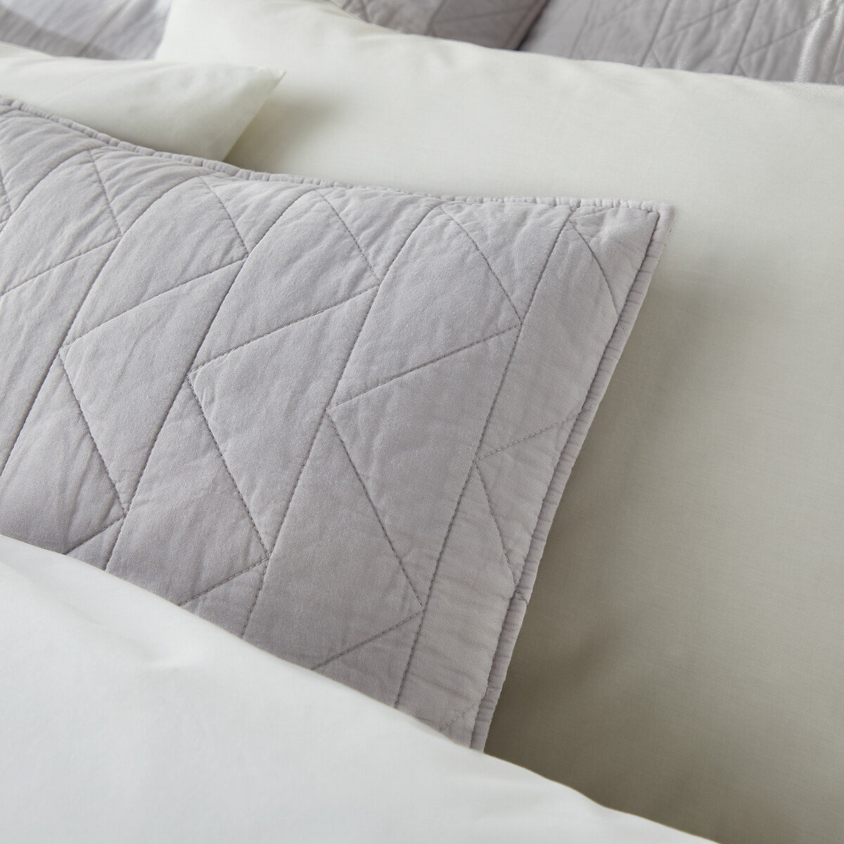 Scenario Zig Zag Quilted Throw Bedspread in Cotton pearl grey, LA REDOUTE INTERIEURS