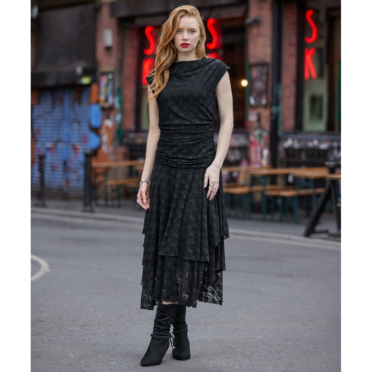 Élégante Robe en Dentelle à Col Bénitier et Ourlet Plongeant noir, JOE BROWNS