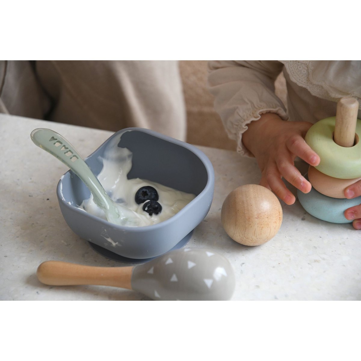Bol ventouse pour bébé en silicone gris, BEABA
