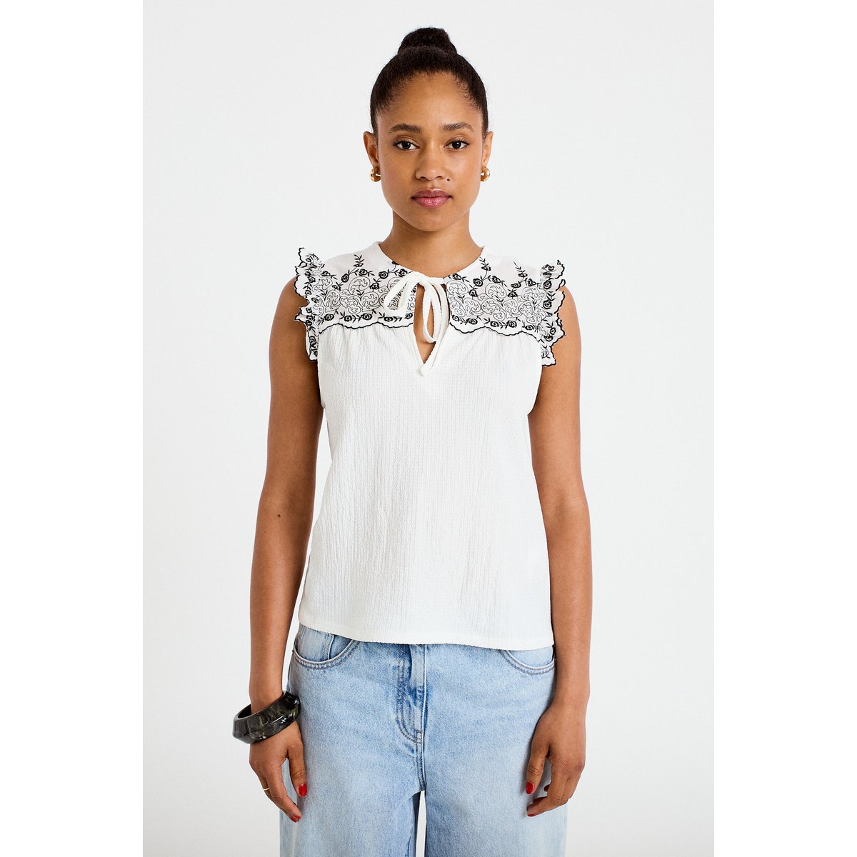 Blouse décolleté sans manches brodée noir, CACHE CACHE