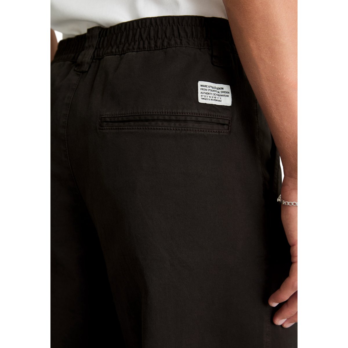 Pantalon modèle Lars à plis larges en sergé de coton bio marron, MARC O’POLO DENIM