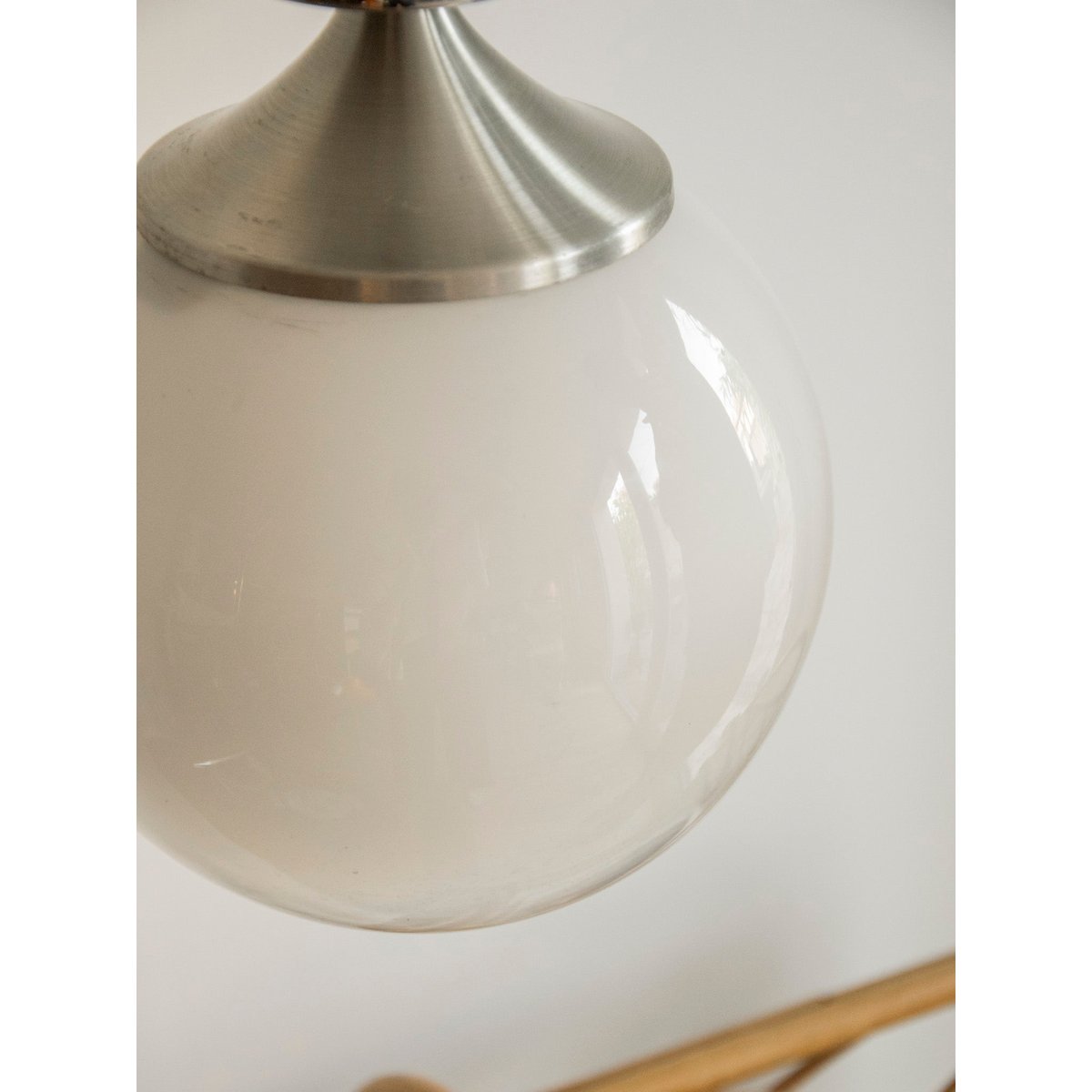 Suspension au globe en verre opaque Sonia N°313 - Bon état beige, DEBONGOUT