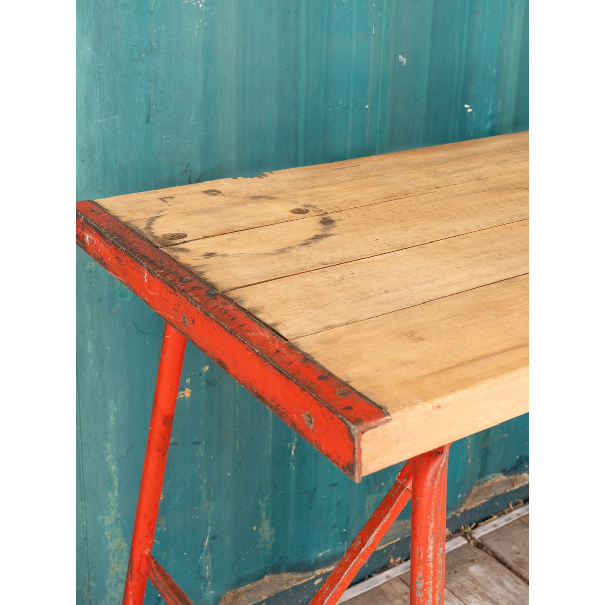 Bureau en bois et métal rouge Edouard N°1027 - Bon état bois clair, DEBONGOUT