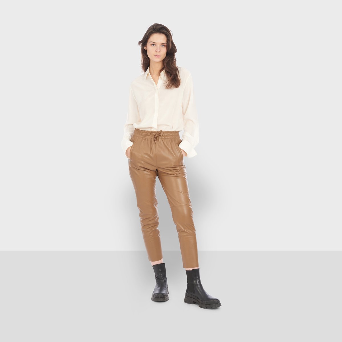 Pantalon en cuir à taille élastiquée GIFT café, OAKWOOD