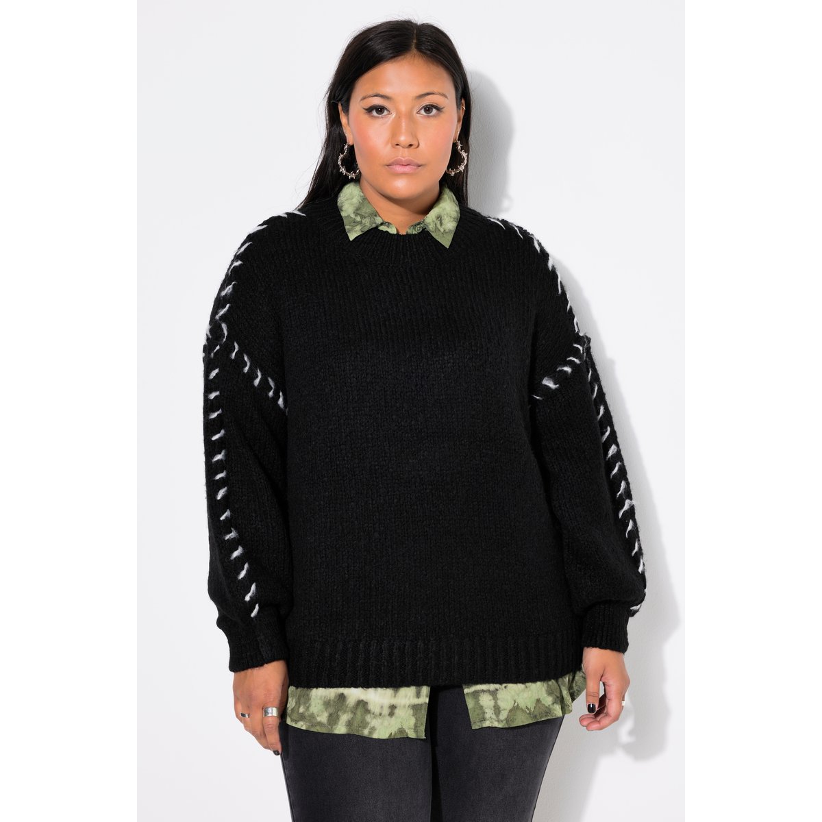 Pull oversize. Manches longues et coutures noir, STUDIO UNTOLD