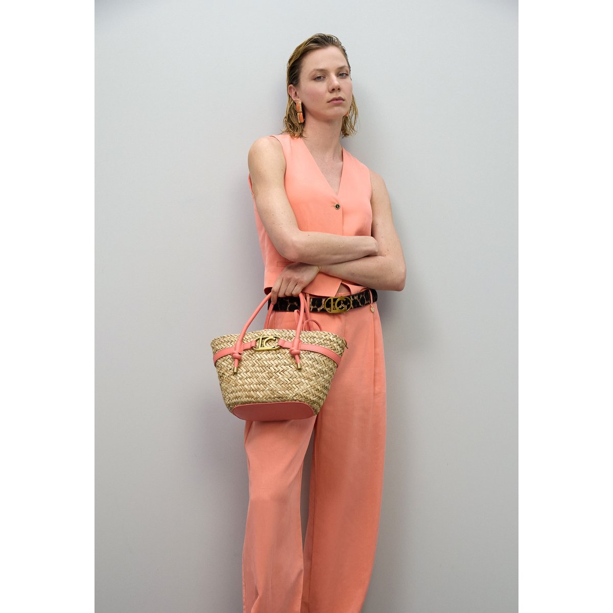 Mini panier tressé avec poignées et détails effet cuir rose, LOLA CASADEMUNT