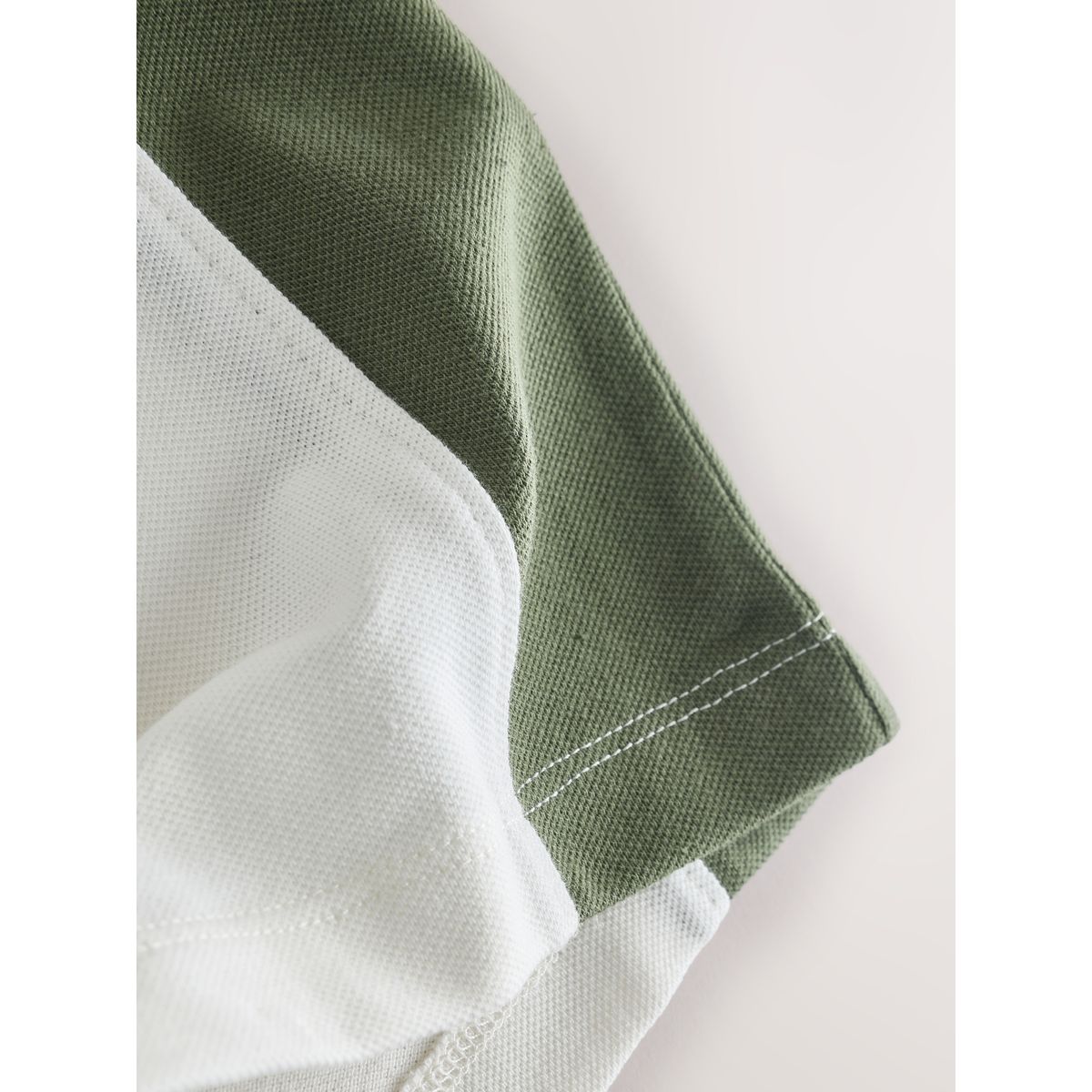 Polo à manches courtes et short colour-block vert/écru, NEXT