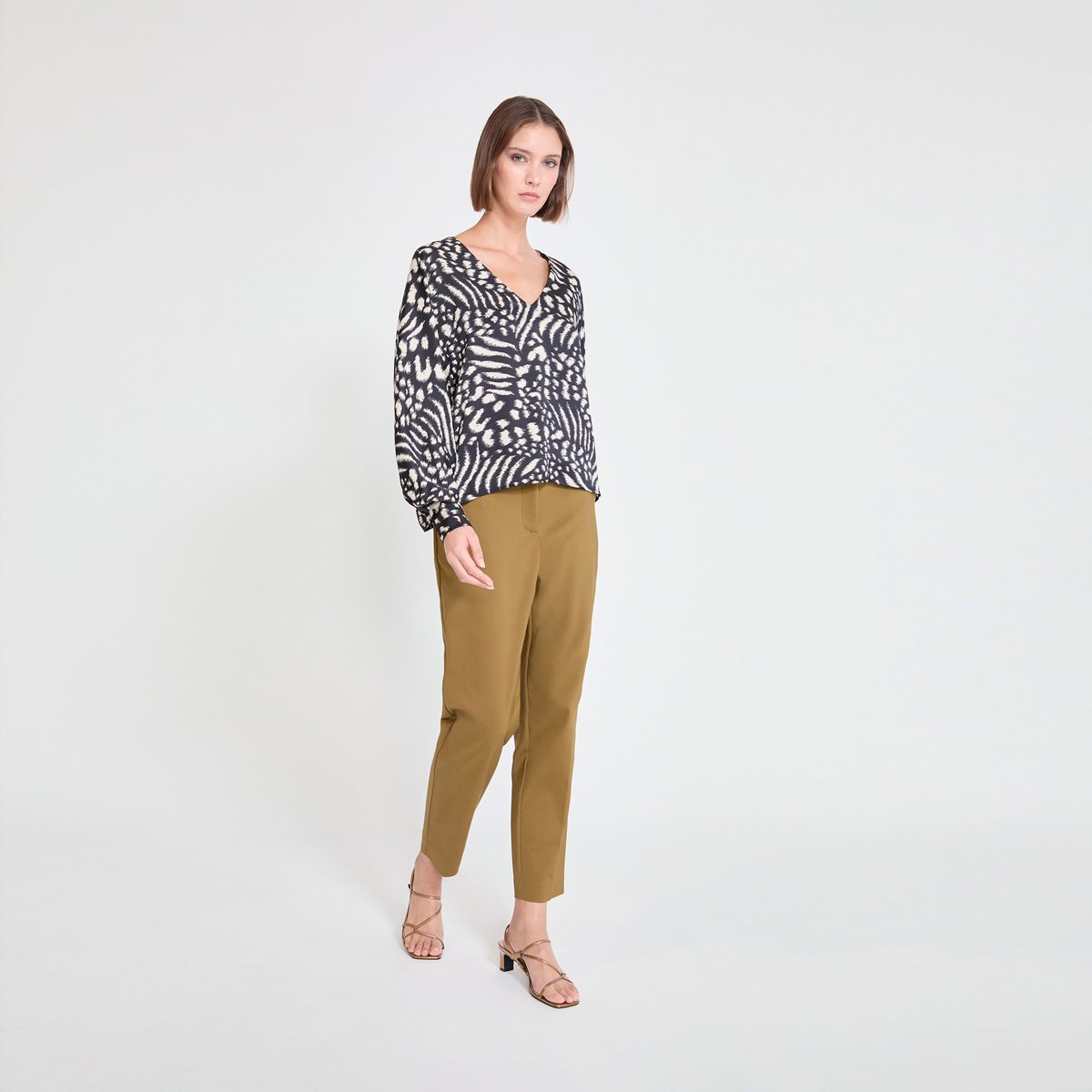 Blouse fluide col V à imprimé graphique blanc, LOLA CASADEMUNT