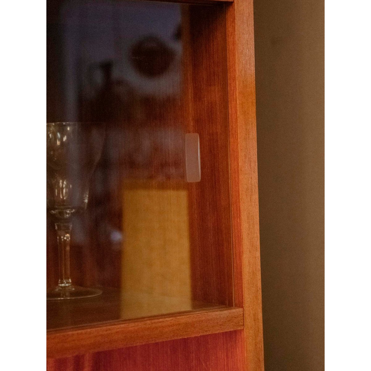 Grande bibliothèque vitrée au placage en bois Madeleine N°711 - Bon état bois foncé, DEBONGOUT