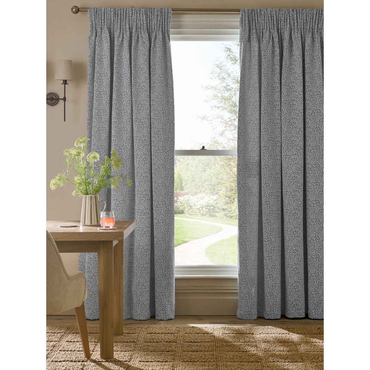 Rideaux doublés en chenille à plis et fleurs bleu, NEXT