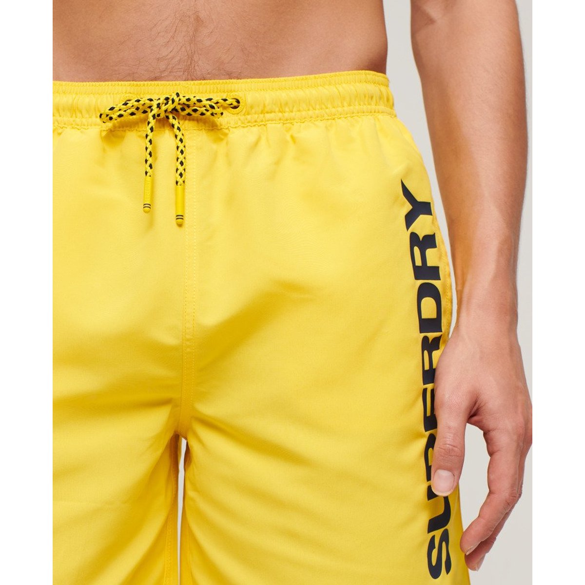 Short de bain de sport recyclé à motif longueur 43 cm jaune cyber, SUPERDRY