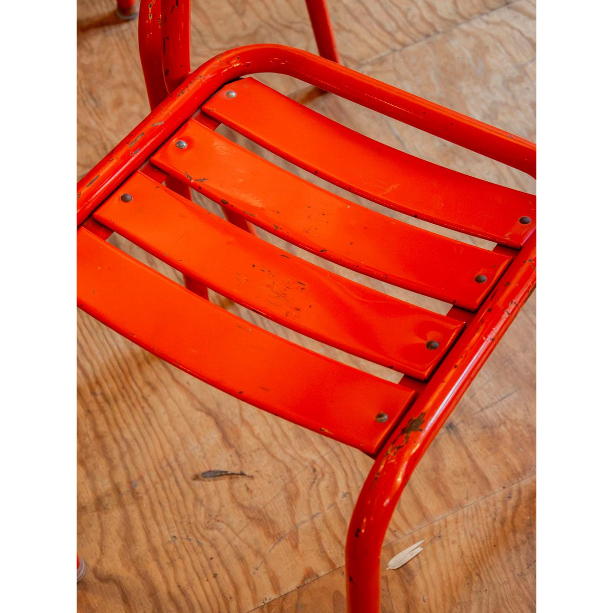 Lot de 6 chaises en métal rouges Alma N°2034 - Bon état rouge, DEBONGOUT