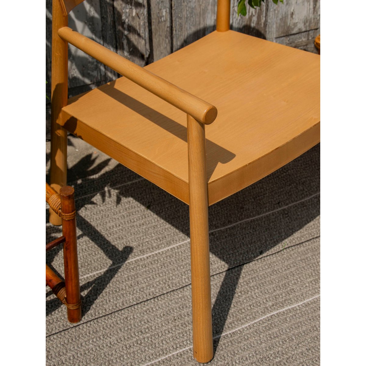 Fauteuil en frêne aux lignes modernes Jakob N°1316 - Bon état bois clair, DEBONGOUT