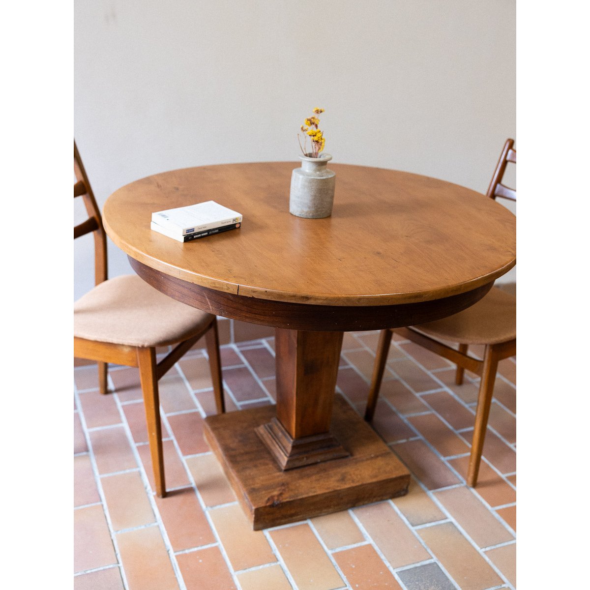 Mposante table à manger Romy N°1465 - Bon état marron, DEBONGOUT