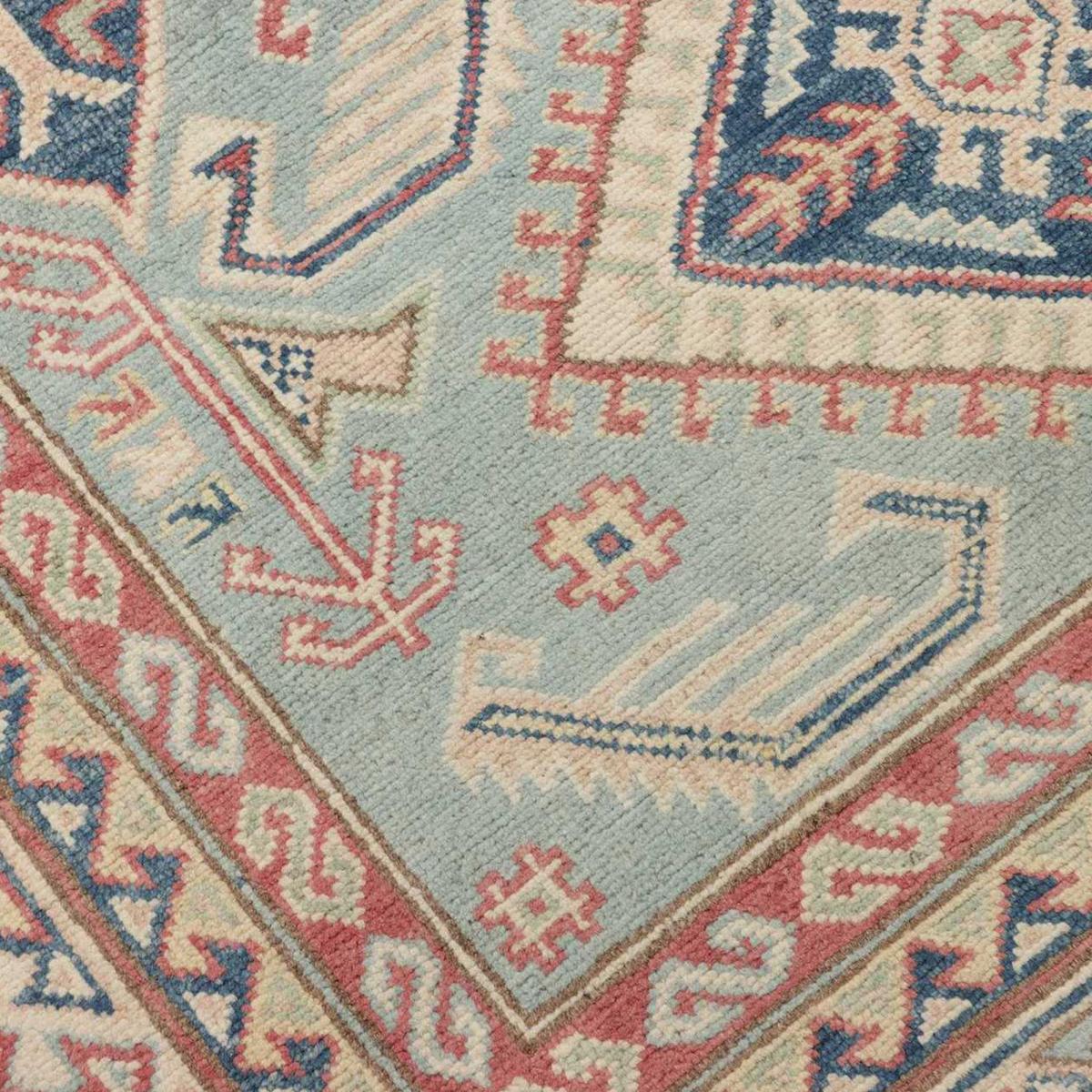 Tapis salon géométrique, noué main en laine, KAZAK CO 68 bleu, beige, rose, UN AMOUR DE TAPIS