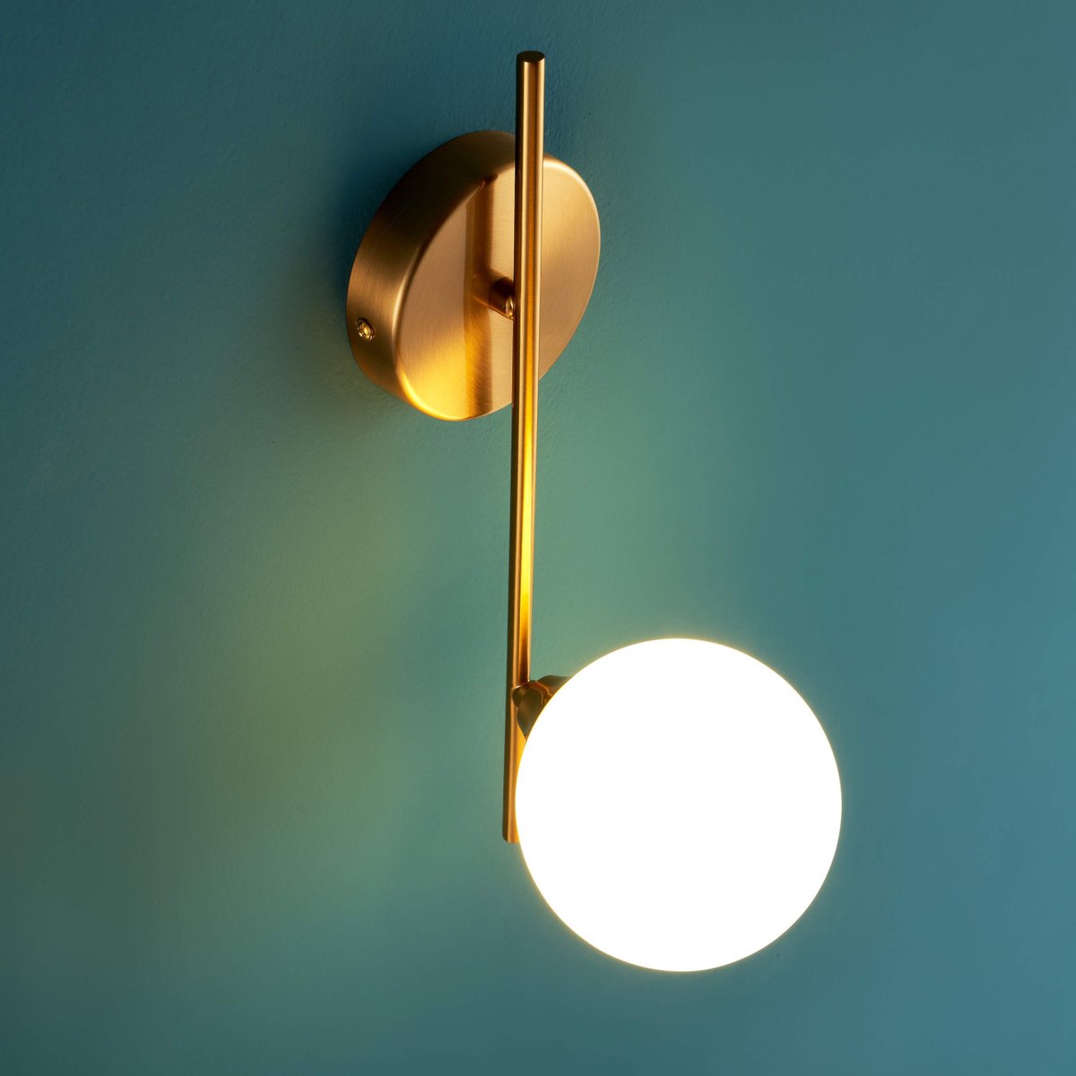 Applique avec globe en verre blanc – NEIRA laiton et blanc, KOSILUM