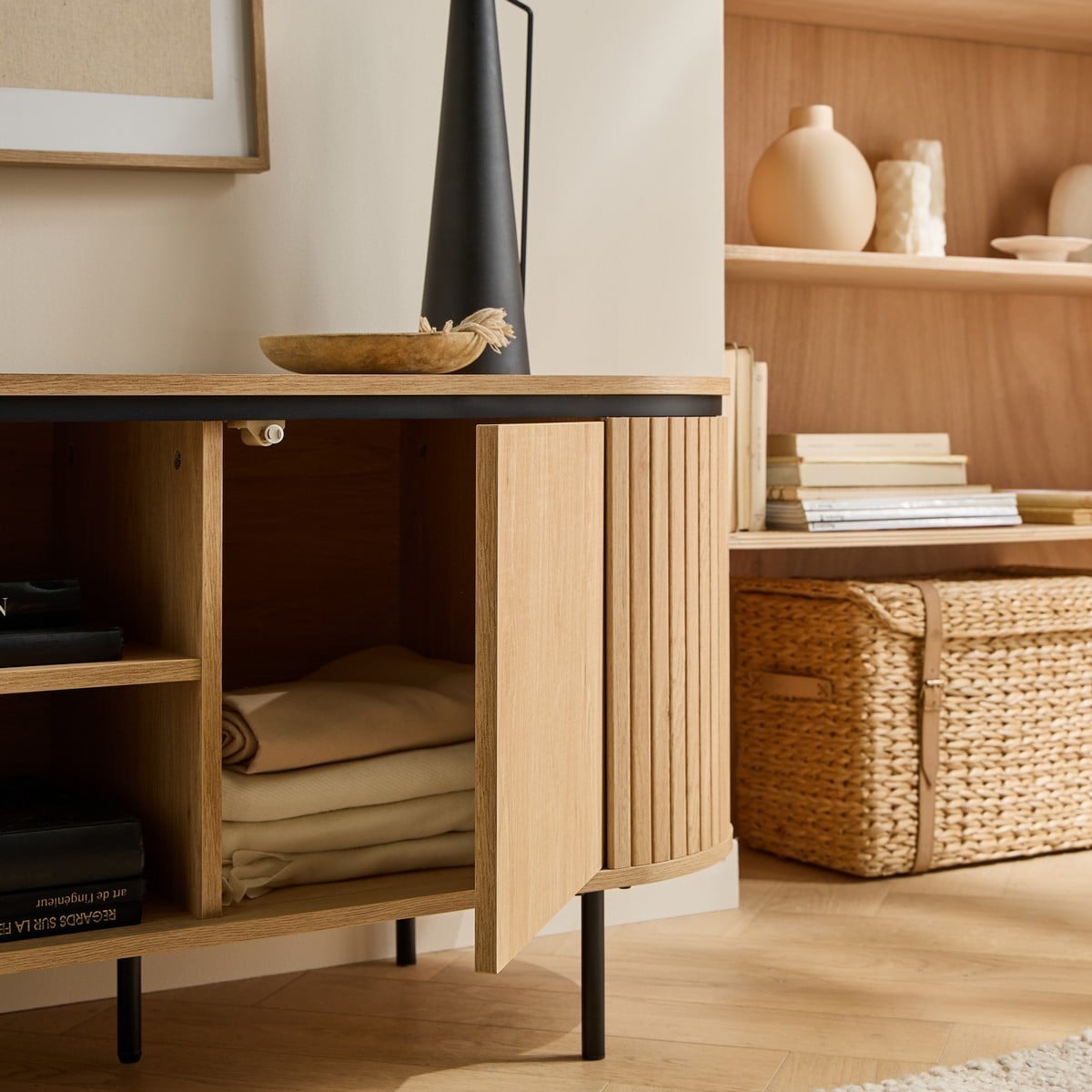 Meuble TV 2 portes avec côtés effet rainuré L150 cm - MALAGA bois clair, CALICOSY