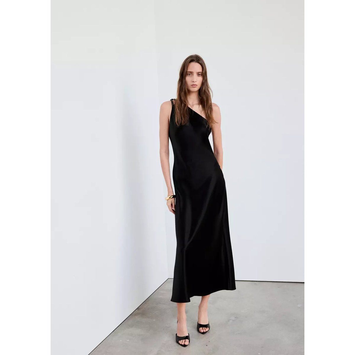 Robe satinée à bretelles perles noir, MANGO