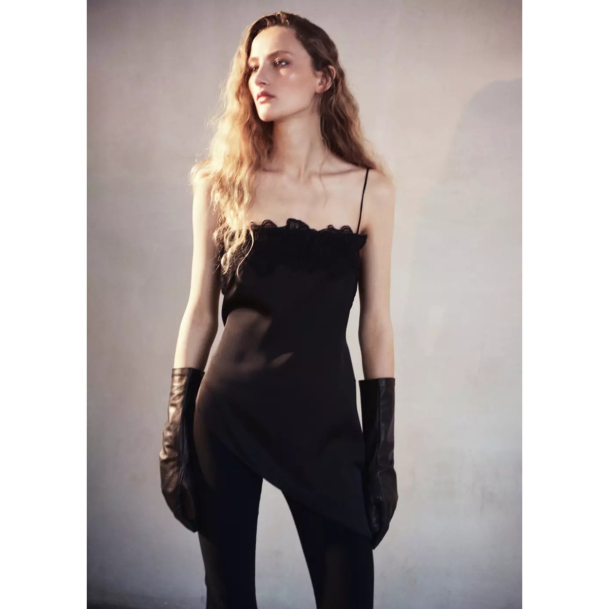 Top lingerie dentelle asymétrique noir, MANGO