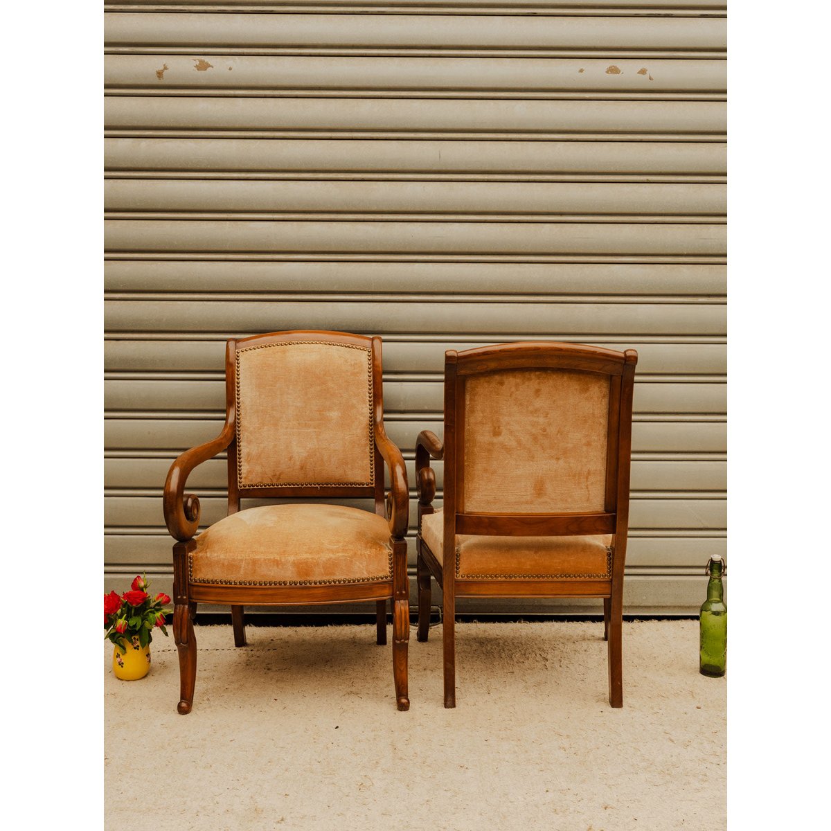 Paire de fauteuils en bois et velours beige Ernest N°1644 - Bon état bois foncé, DEBONGOUT