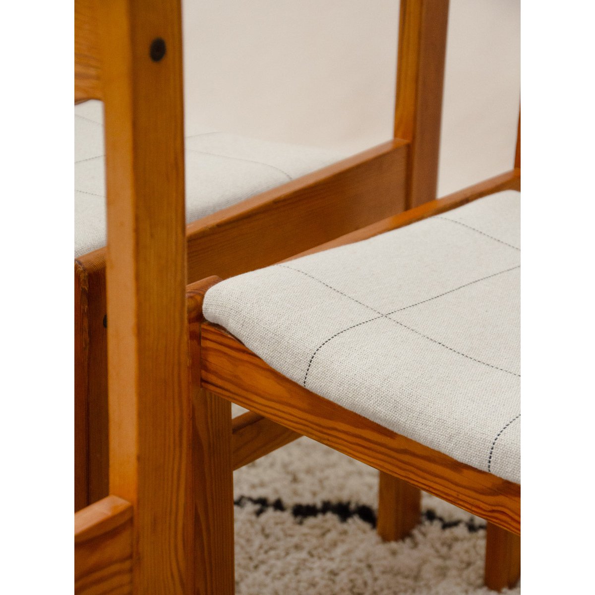 Lot de 4 chaises en pin et tissu Alma N°2139 - Bon état bois clair, DEBONGOUT