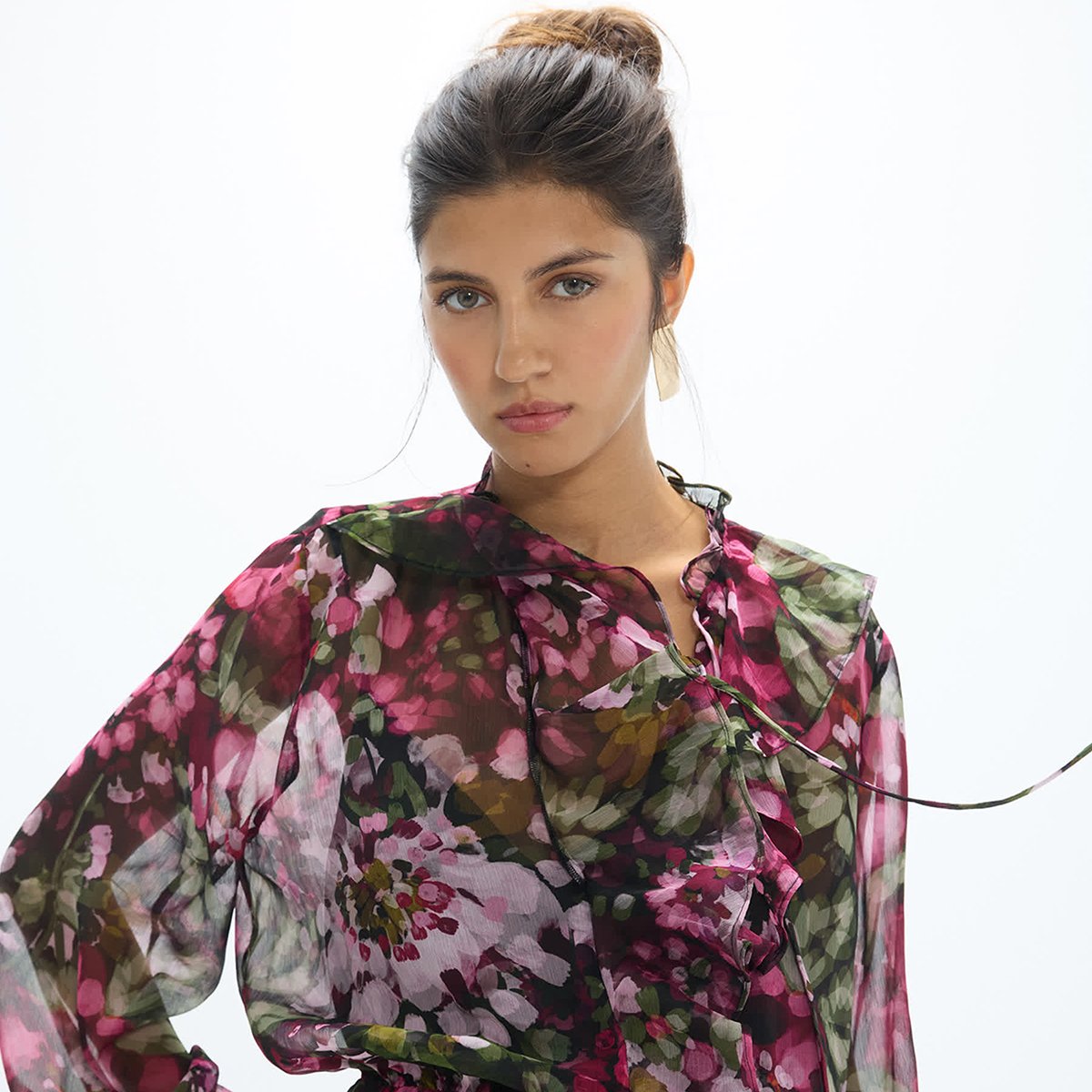 Robe longue en georgette imprimée à volants et ceinture rose, LOLA CASADEMUNT