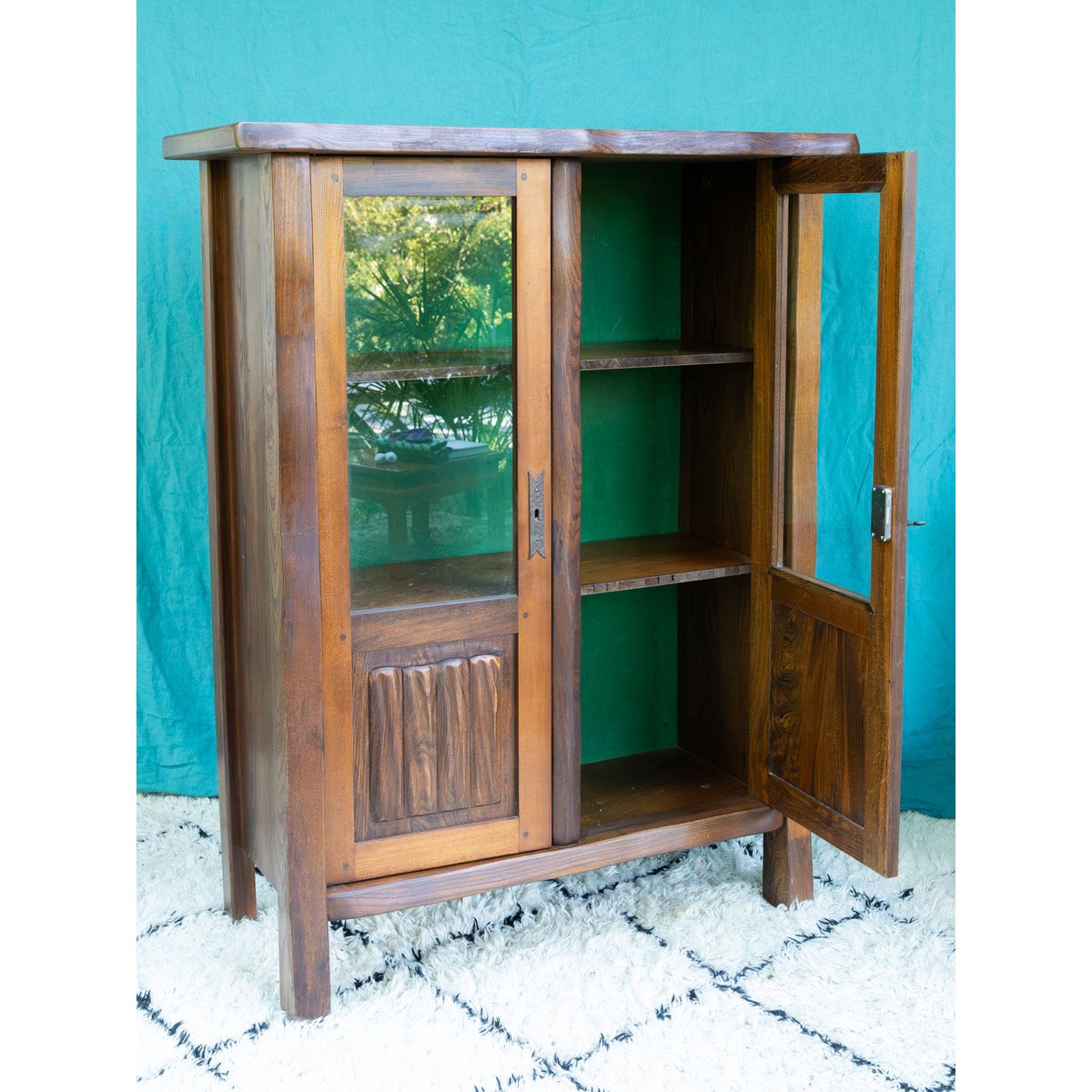 Vitrine brutaliste en bois massif Victoria N°1355 - Bon état bois foncé, DEBONGOUT