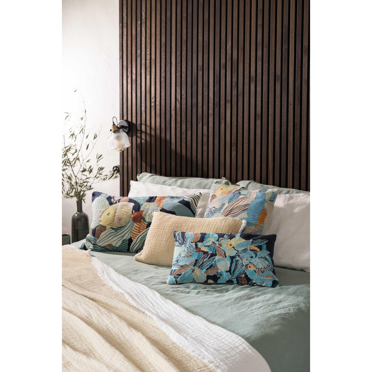 Coussin brodé Dori marine, VIVARAISE