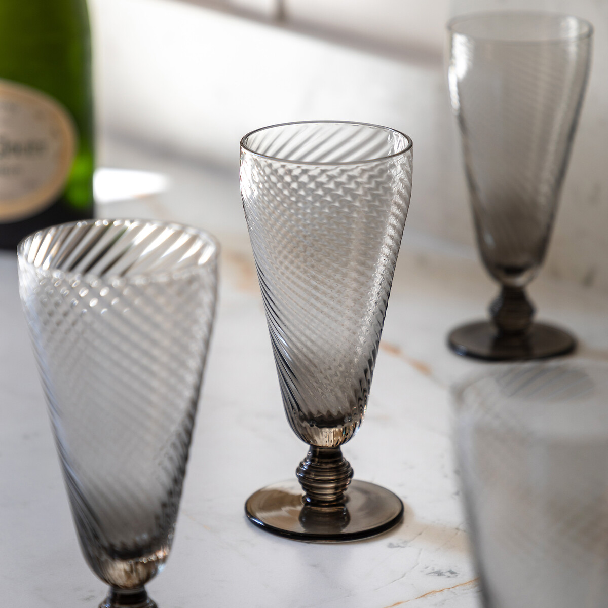 Set of 4 Vela Champagne Flutes in Smoked Grey grey, ÉDITÉ
