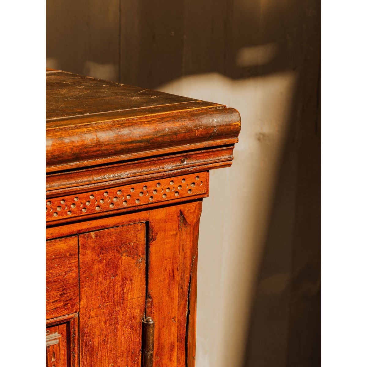 Petit buffet en bois Gilbert N°1779 - Bon état bois foncé, DEBONGOUT