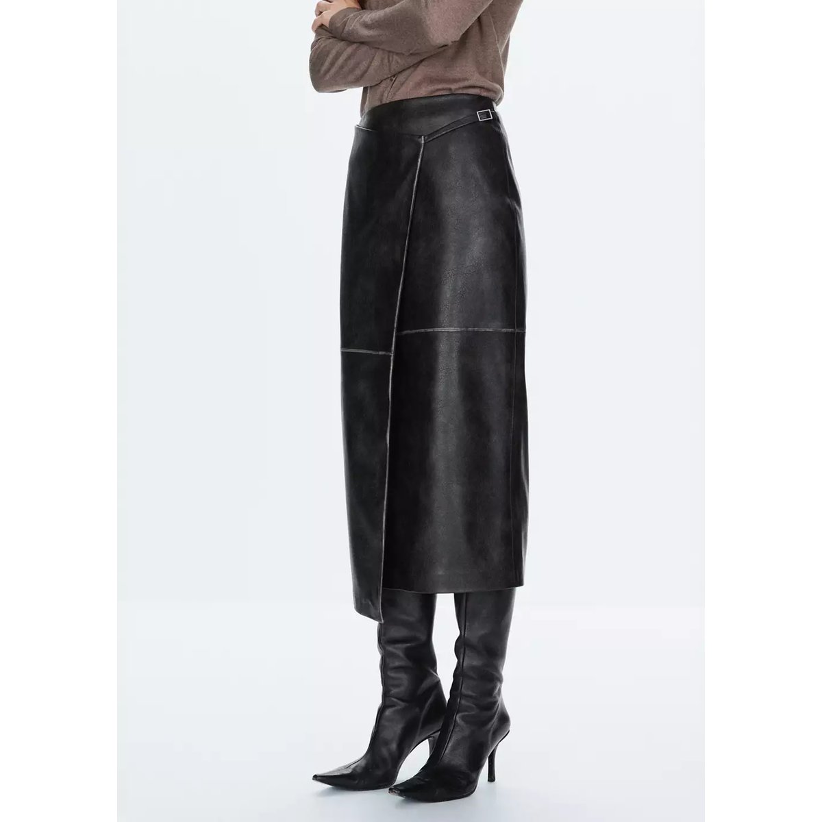 Jupe croisée en cuir synthétique noir, MANGO
