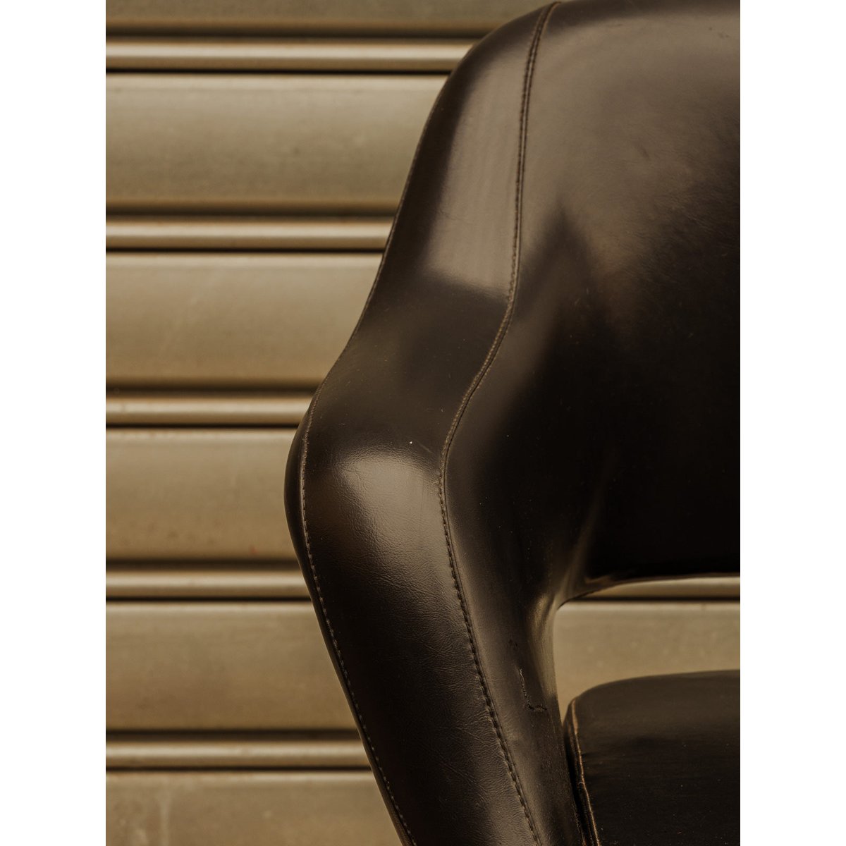 Fauteuil en cuir noir Jakob N°1446 - Bon état argenté, DEBONGOUT