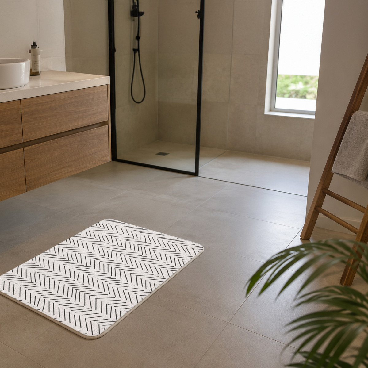 Tapis de bain antidérapant imprimé chevron RAY noir et blanc, GUY LEVASSEUR