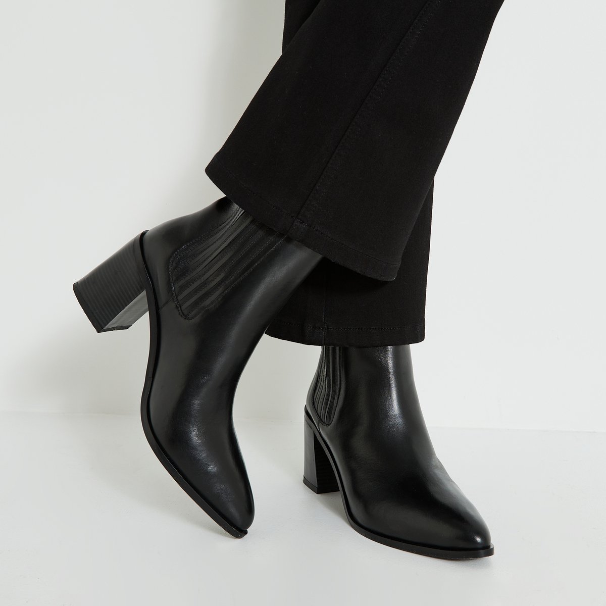 Bottines dessus cuir de vache noir, GRAIN DE MALICE