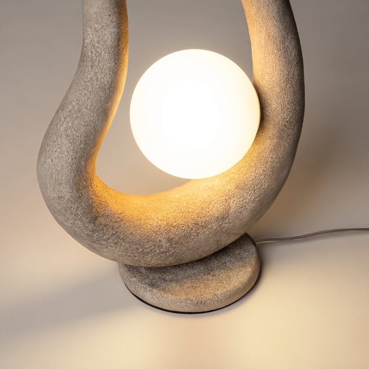 Lampe à poser organique 1 globe LULING gris, PIER IMPORT