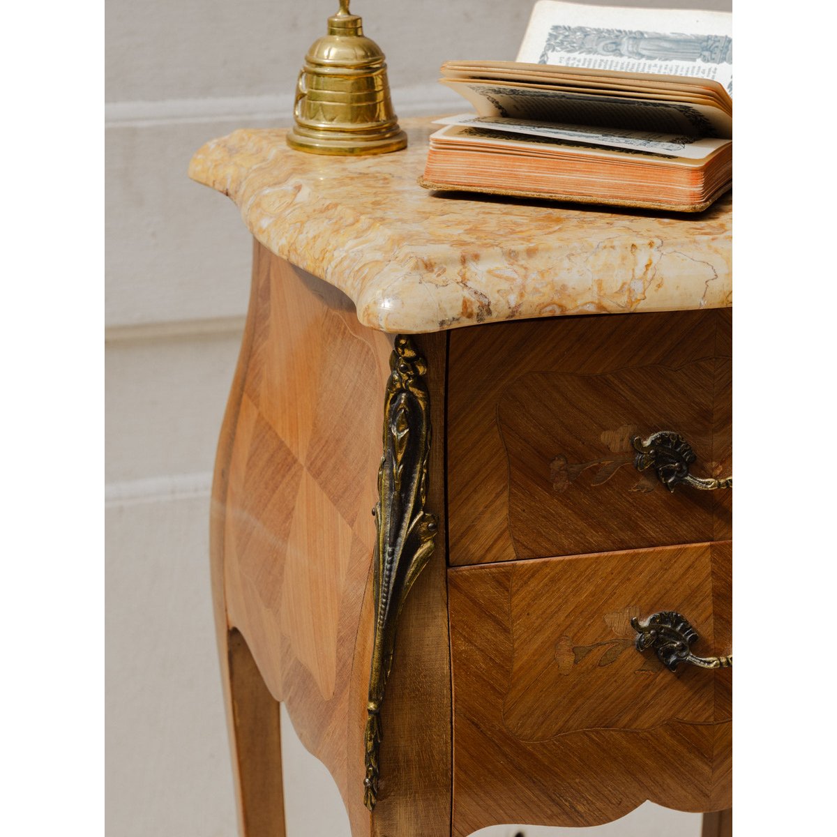 Meuble d'appoint en bois et marbre Francine N°962 - Bon état bois foncé, DEBONGOUT