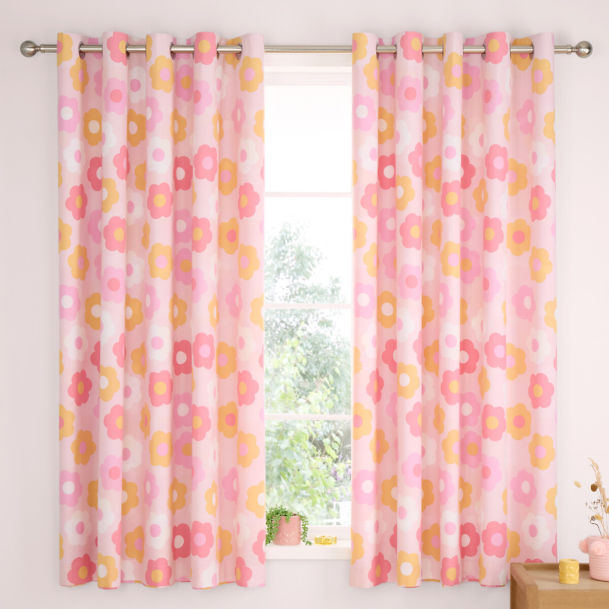 Retro Daisy Curtain pink, CATHERINE LANSFIELD