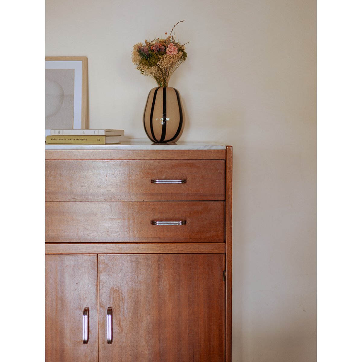 Commode au plateau en marbre blanc Olga N°686 - Bon état bois clair, DEBONGOUT